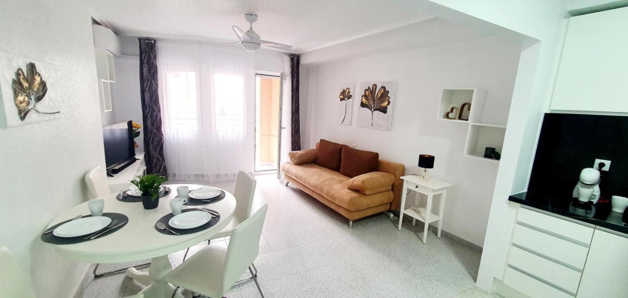 Apartments On The Beach In Τορεβιέχα Εξωτερικό φωτογραφία